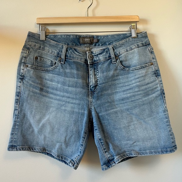 TORRID jean shorts! in perfect condition! - Picture 1 of 3
